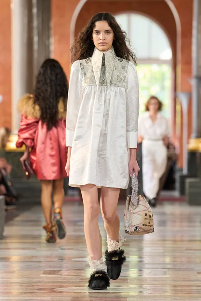 Look 18